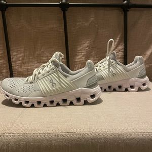 On Cloud women’s running shoes size W8